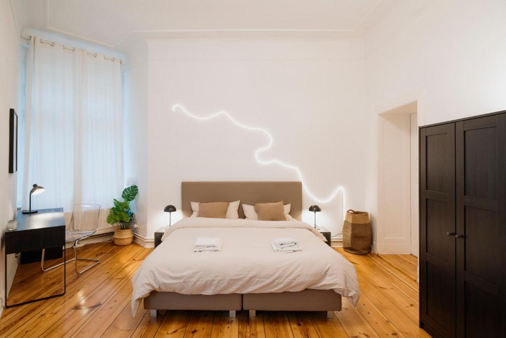 เตียงในห้องที่ NEW Urban Oasis - Sleek Apartment BY HOMLEY