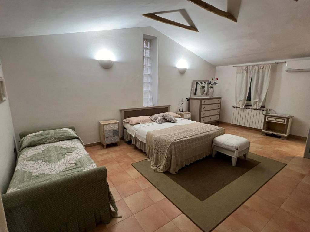 Un dormitorio con 2 camas y una silla. en Un 'Oasi nel verde ad un passo da tutto, en San Felice a Cancello