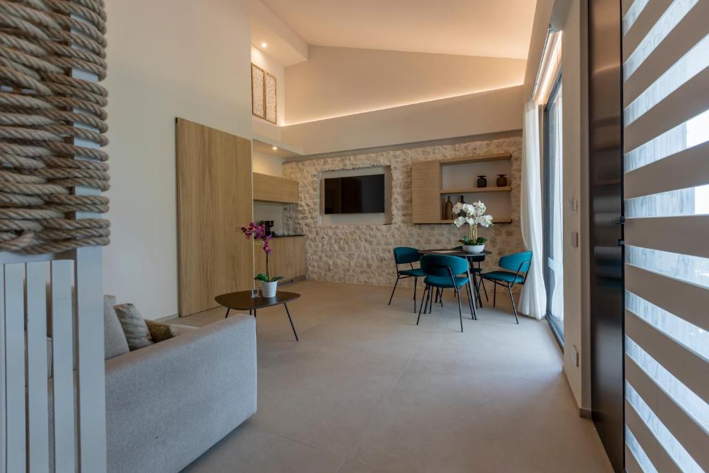 salon ze stołem i krzesłami w obiekcie Borgo Giallonardo Wine Relais w mieście Realmonte