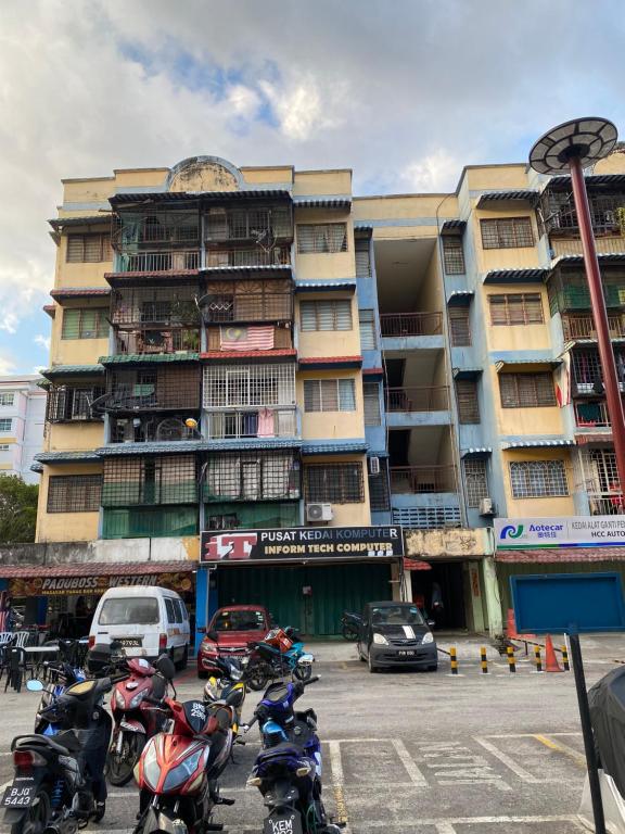 un grupo de motocicletas estacionadas frente a un edificio en Homestay Syahezzie fully aircond Netflix With Jacuzi en Ampang