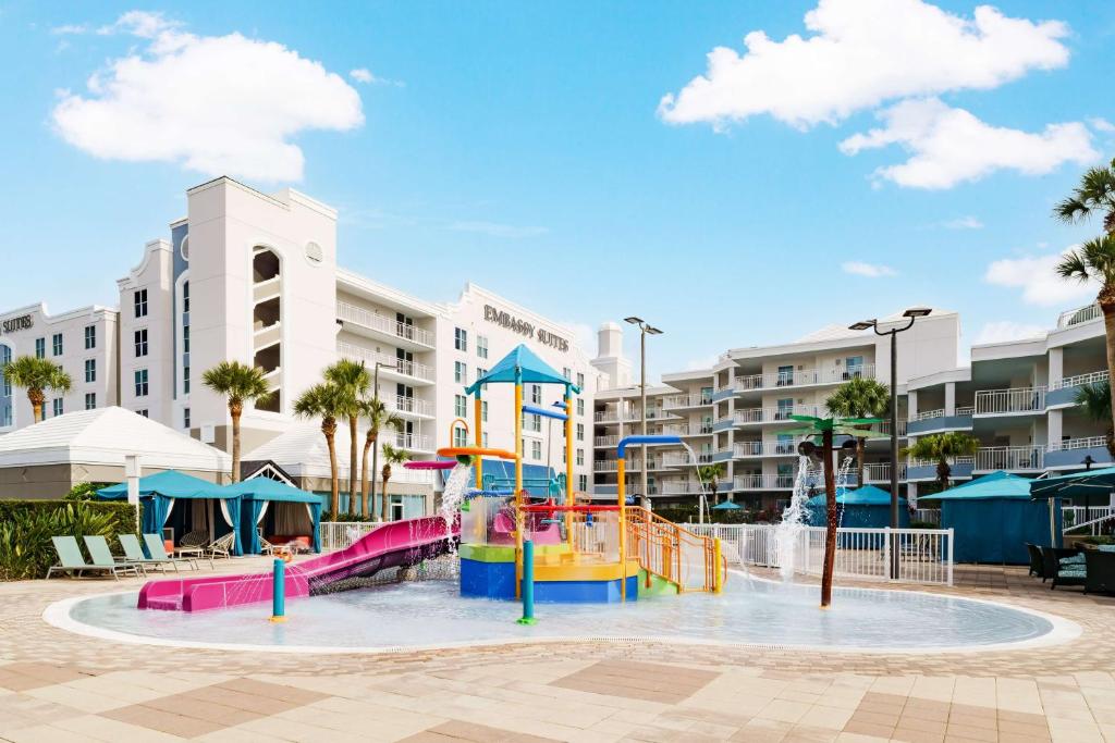 un parque infantil con tobogán y un parque acuático en Embassy Suites by Hilton Orlando Lake Buena Vista Resort, en Orlando