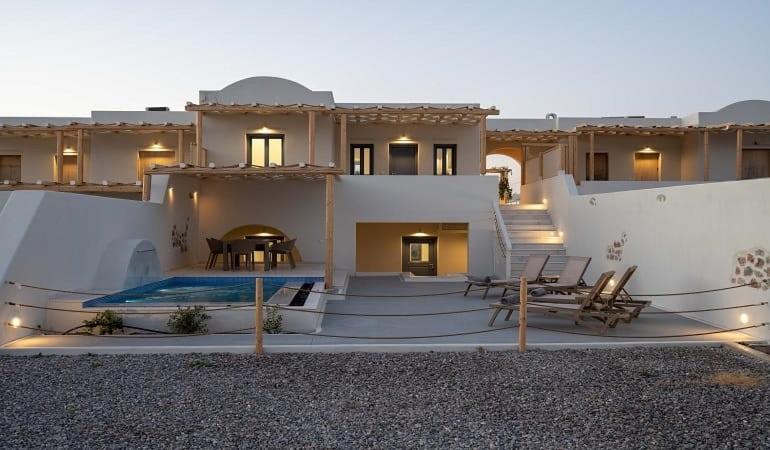 una casa con una piscina di fronte di Lovely Santorini Villa - 2 Bedroom Villa - Private Jacuzzi and Charismatic Interior - Vothonas ad Agia Paraskevi