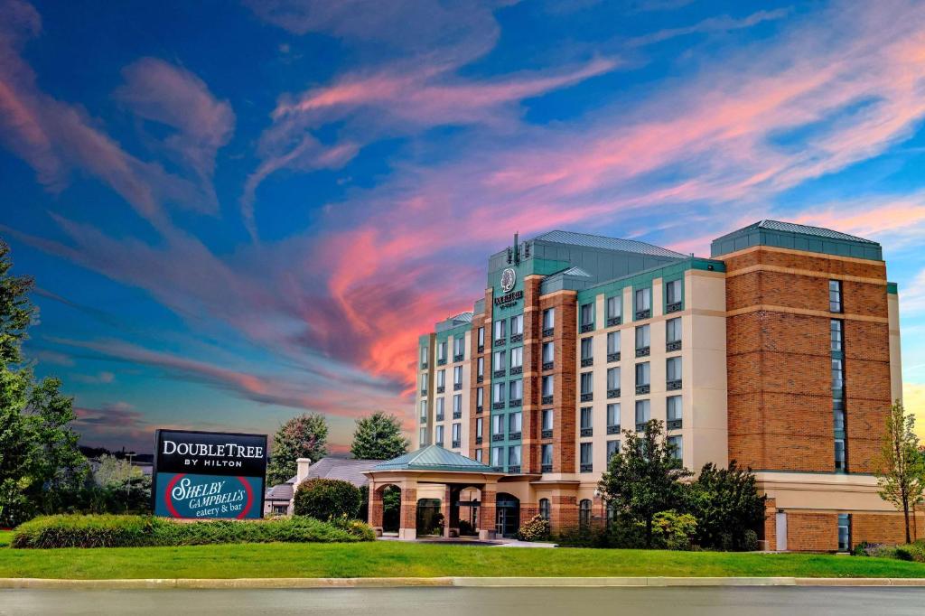 a rendering of the front of a hotel at Doubletree by Hilton Pleasant Prairie Kenosha, WI in Pleasant Prairie
