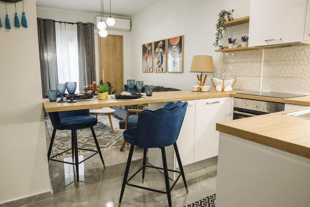 Kuchyň nebo kuchyňský kout v ubytování DELTA-Central Elegant Apartment by Optimum Link