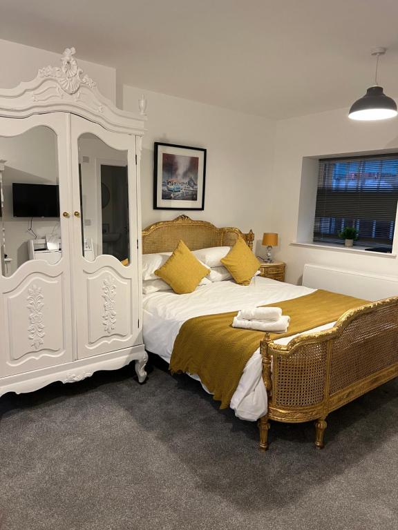 - une chambre avec un grand lit blanc et des oreillers jaunes dans l'établissement 7 Plants Yard, à Worksop