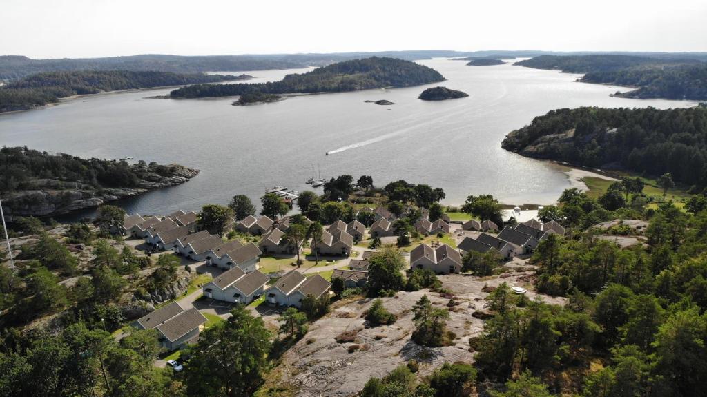 eine Luftansicht eines Hauses am Ufer eines Sees in der Unterkunft Destination Bokenäset in Uddevalla