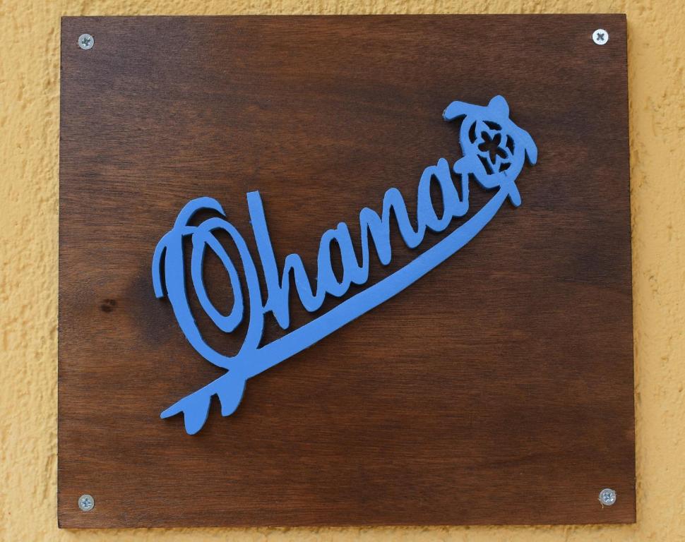 un cartello di legno con il titolo di campione su un tavolo di legno di OHANA a Palau