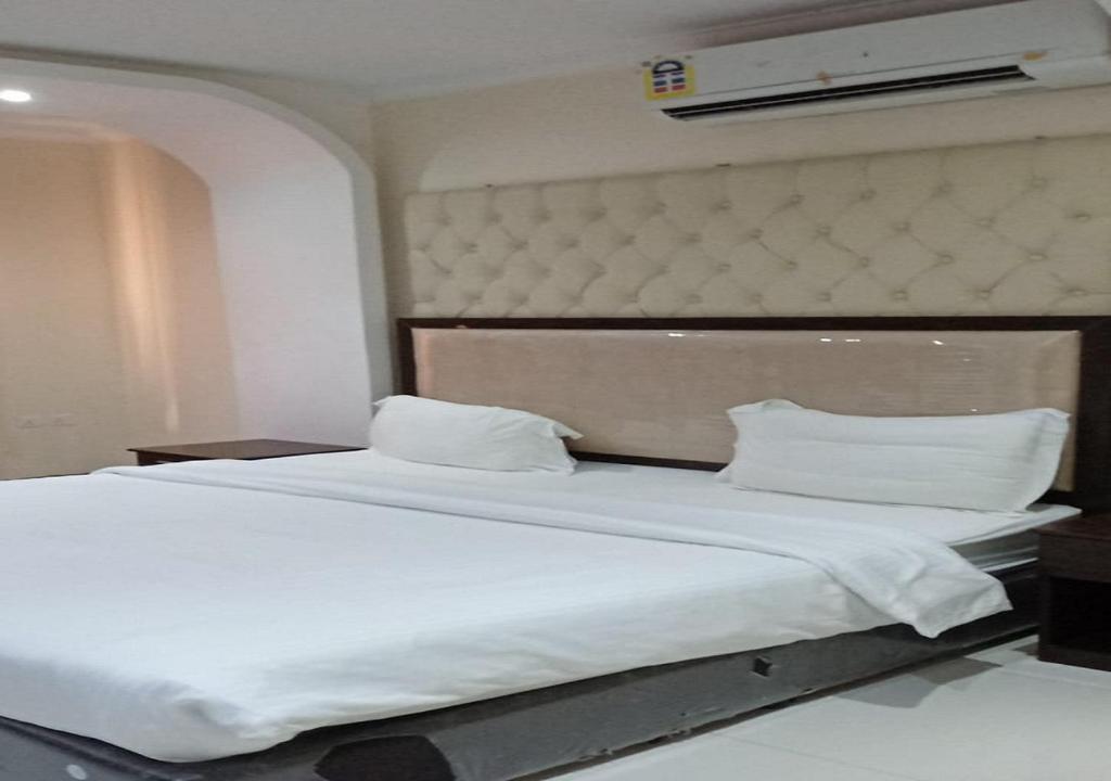 a bedroom with a large bed with white sheets at فندق سما اشبيليه الرياض in Riyadh
