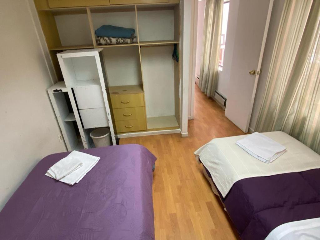 Una cama o camas en una habitación de Karol Hostal