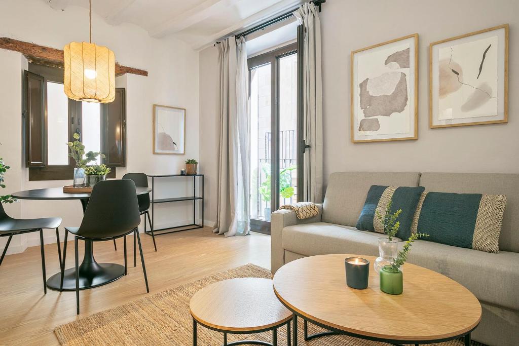 a living room with a couch and a table at Citytrip Palau de la Música in Barcelona