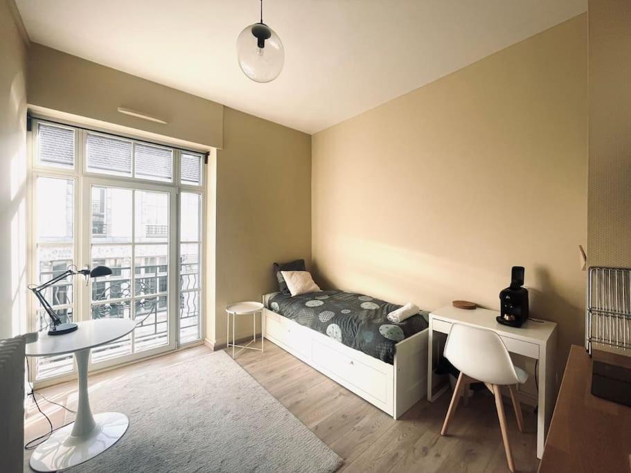 - une chambre avec un lit, un bureau et une fenêtre dans l'établissement Studio boucle 7, à Besançon