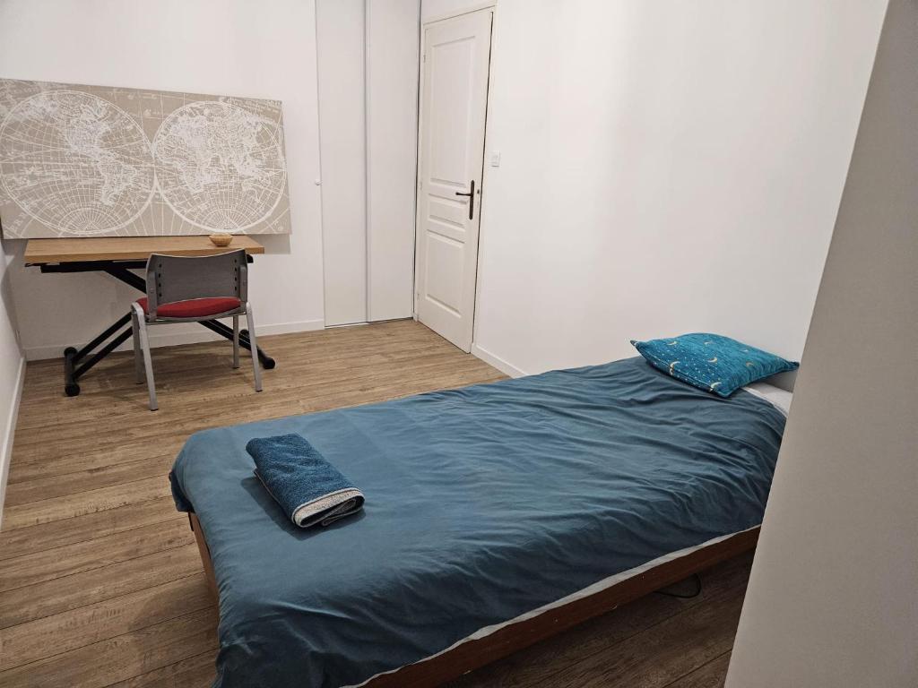 シャトーブリアンにあるL'Ecrin - L'Améthysteのベッドルーム1室(ベッド1台、デスク、椅子付)