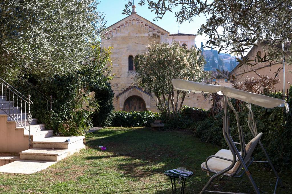 un patio con un edificio y una silla en el césped en Aurelia Maison, en Verona