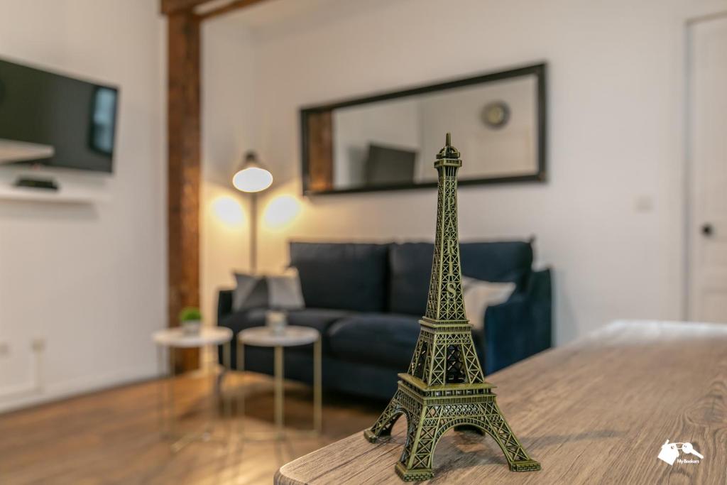 um modelo da torre Eiffel sobre uma mesa numa sala de estar em MBA - Splendide Appart - Patay 2 - Proche Bercy em Paris