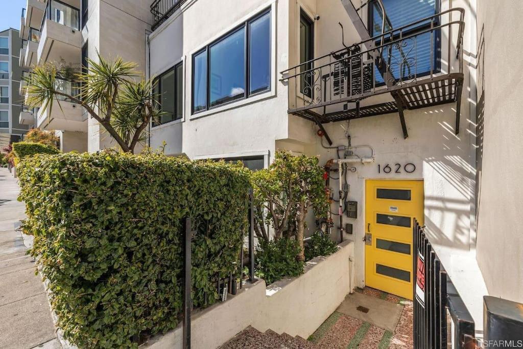 a building with a yellow door on a street at Charming apt in Pacific Heights in San Francisco