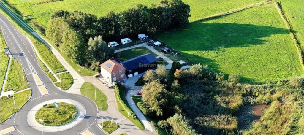 una vista aérea de una casa y una carretera en Camping de Noorde, en Zwartsluis