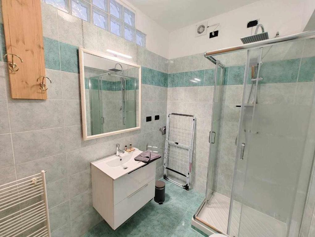 bagno con lavandino e doccia di Appartamento di Matteo e Luisa a Perugia