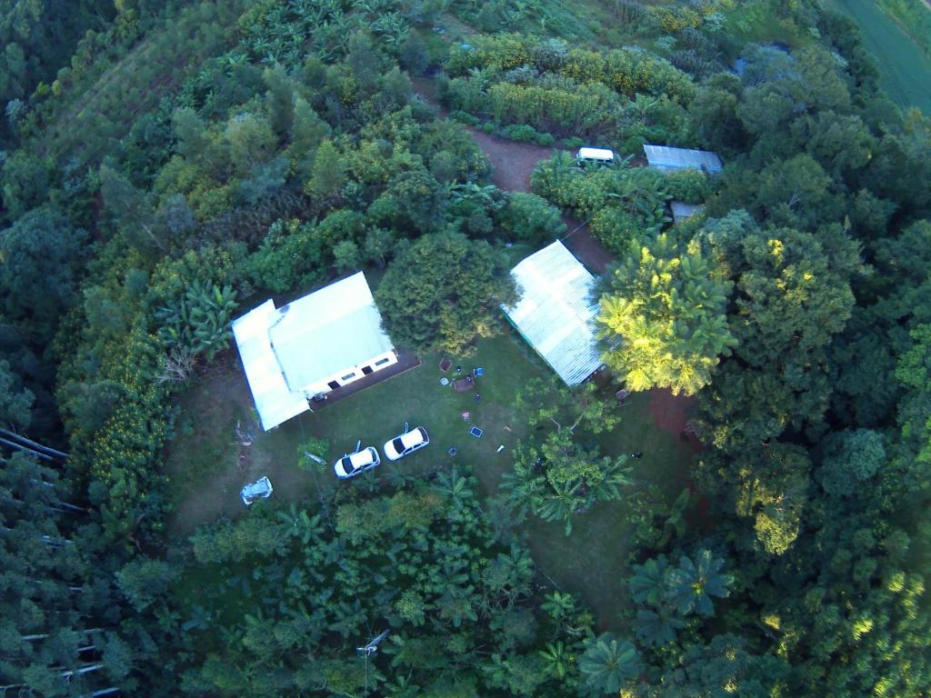 uma vista aérea de um parque com carros e árvores em EcoPousada - Sitio Aborigene em São Lourenço do Oeste