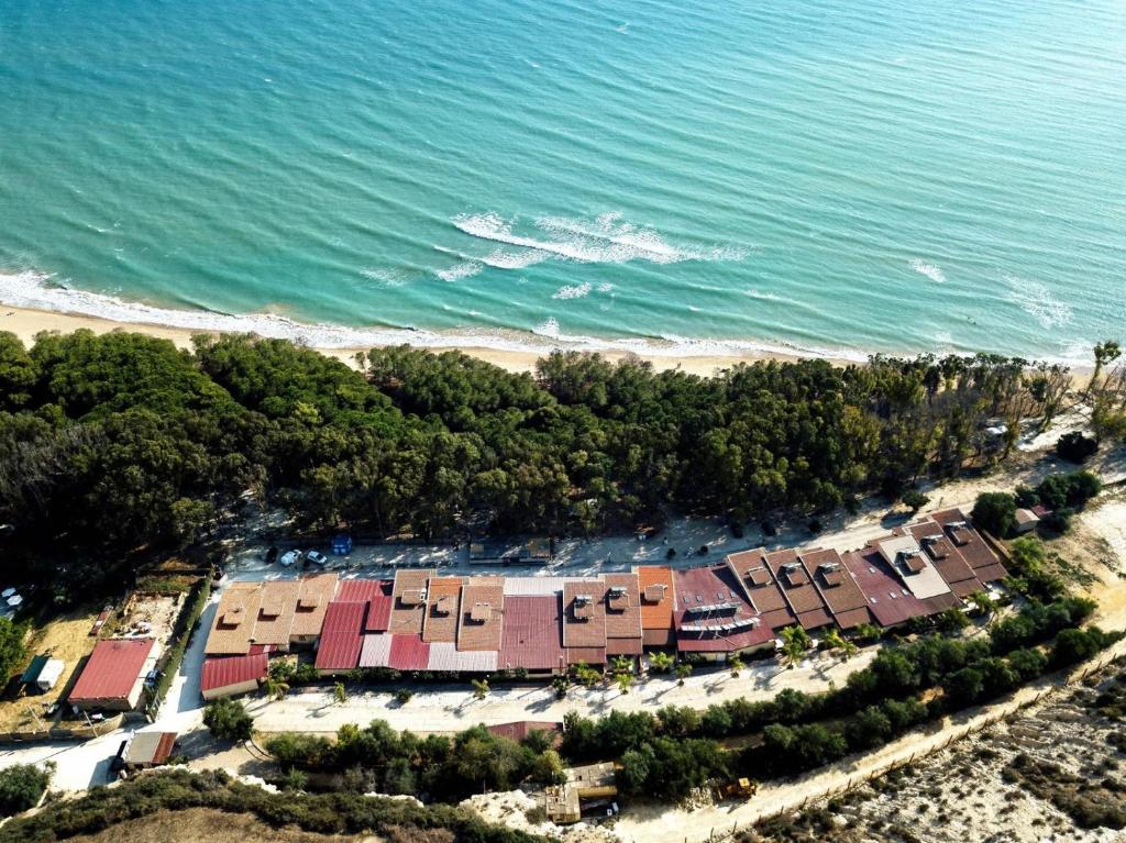 una vista aerea di un resort vicino alla spiaggia di Eraclea Minoa Village a Montallegro