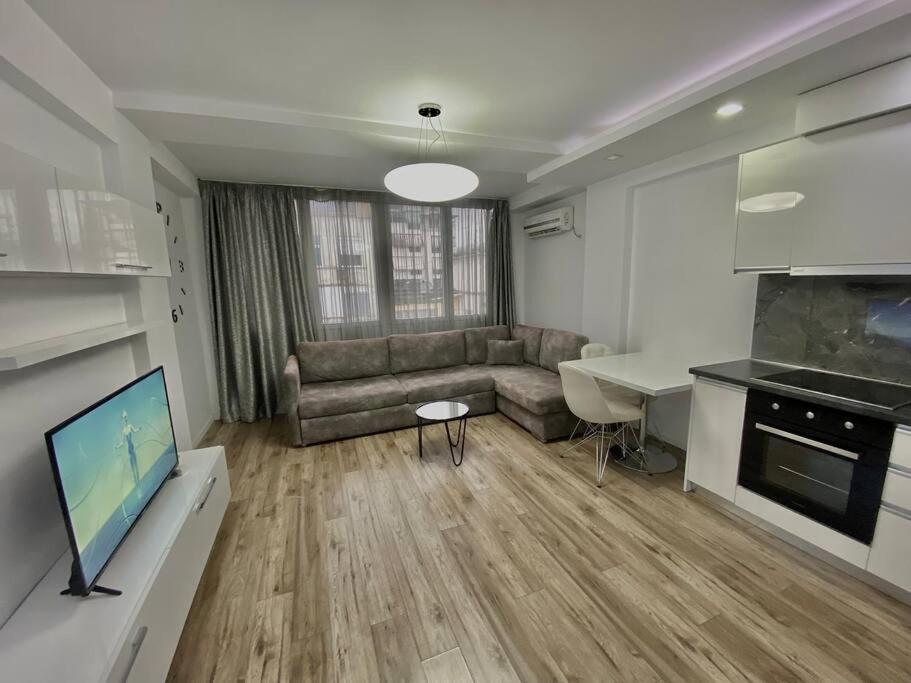 sala de estar con sofá y mesa en Central Apartment Blloku, en Tirana