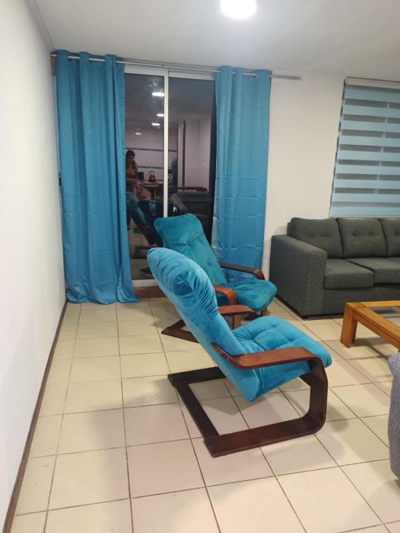 - un salon avec deux chaises et un canapé dans l'établissement DEPARTAMENTO DICHATO, à Tomé