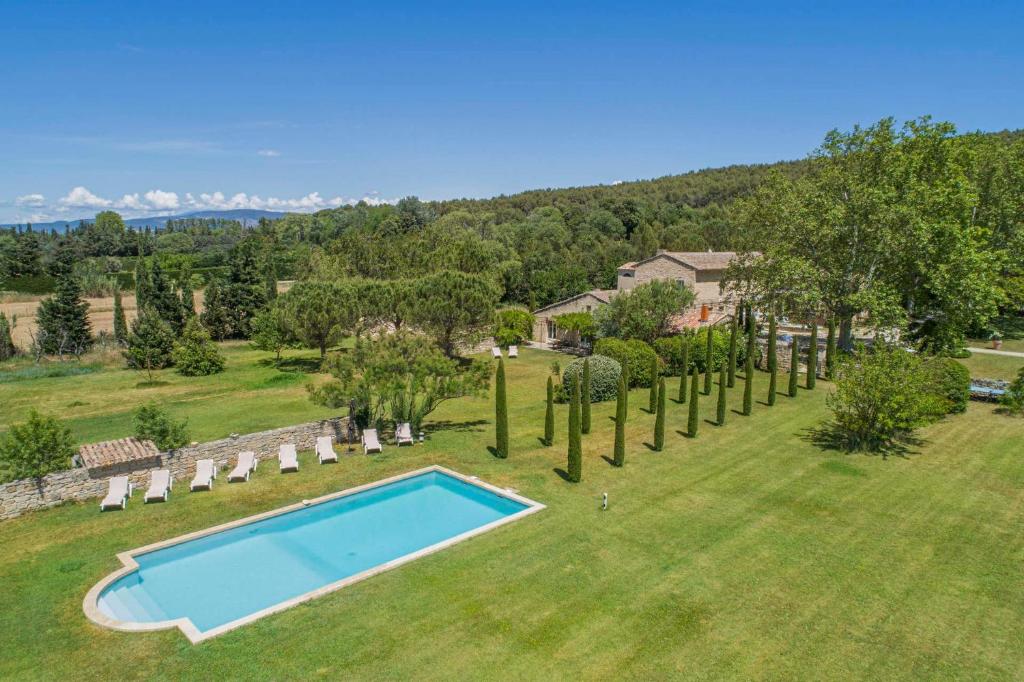 Utsikt mot bassenget på magnificient property with heated swimming-pool in the luberon - 14 persons eller i nærheten