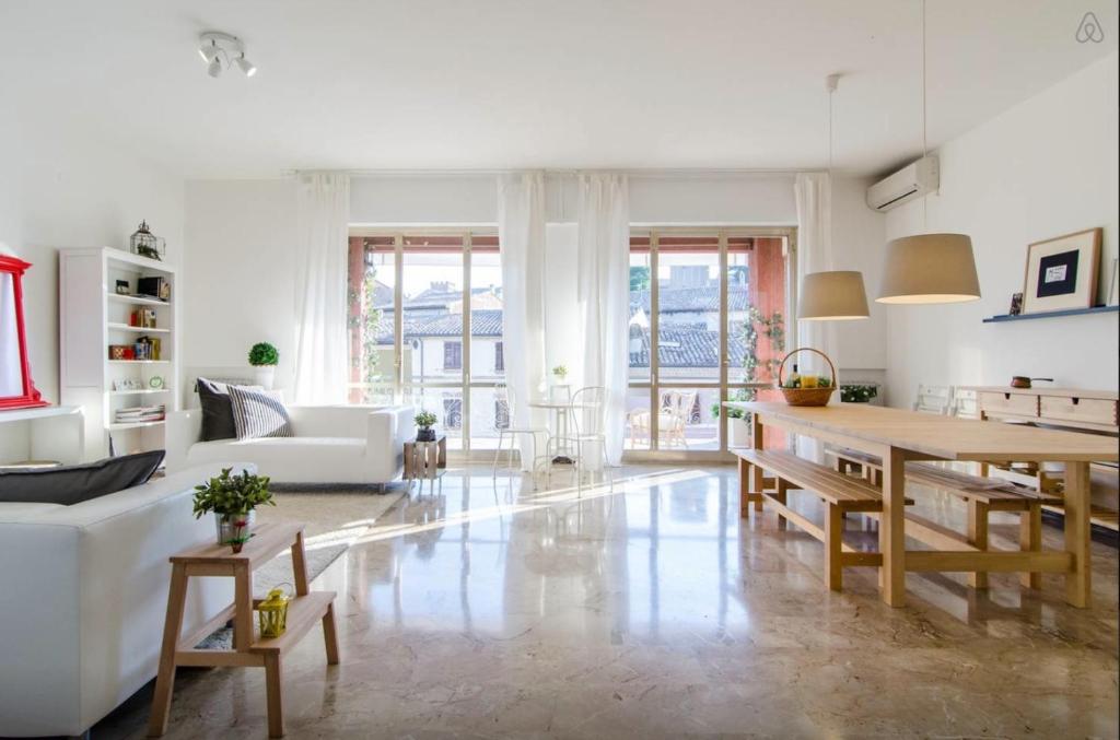 a living room with a table and a couch at Casa Vacanze Via Marconi in Marotta