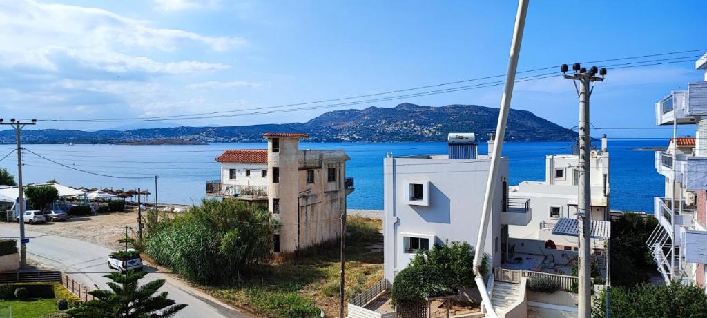 einen Blick auf das Wasser aus einem Gebäude in der Unterkunft Luxurious studio apartment close to the beach and airport in Porto Rafti