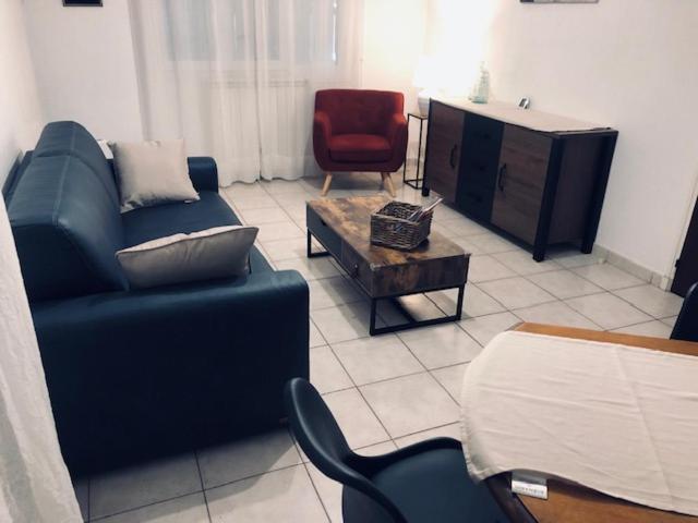Część wypoczynkowa w obiekcie Votre séjour à Sanary dans bas de villa avec terrasse végétalisée et abritée exposition Est Sud Ouest à 400m du Centre ville en zone piétonne où tout peut se faire à pied