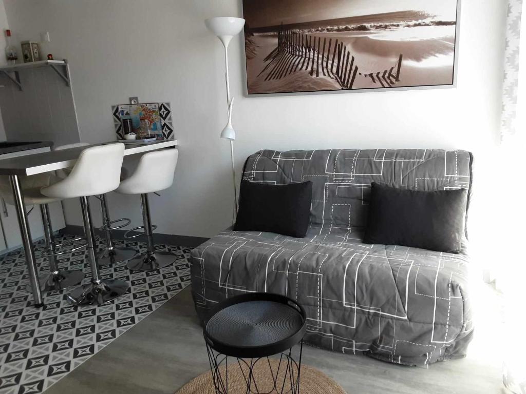 un salon avec un canapé et une table dans l'établissement la farigoulette, à Saintes-Maries-de-la-Mer