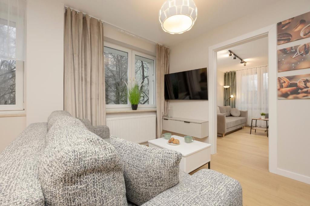 Televízia a/alebo spoločenská miestnosť v ubytovaní Comfortable Apartment Warsaw Wola & Balcony by Noclegi Renters