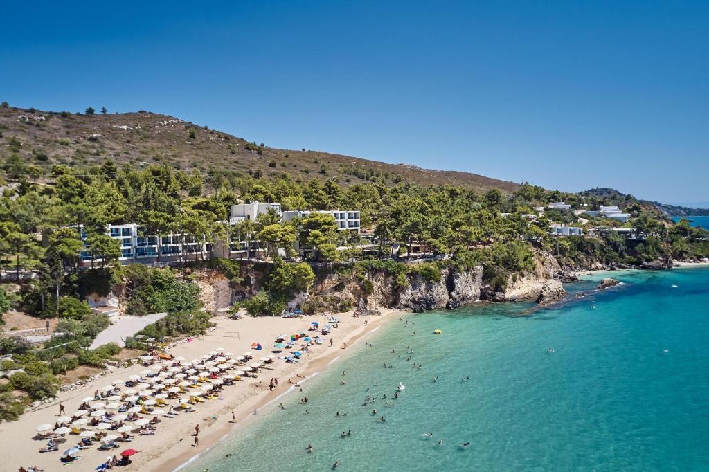 een luchtzicht op een strand met mensen in het water bij White Rocks Hotel Kefalonia in Lassi