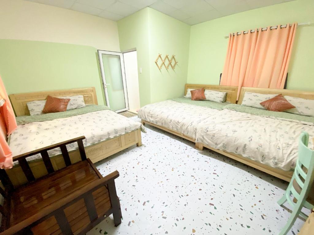 Un dormitorio con 2 camas y una silla. en Wasabi House 2 gần chợ đêm 5p đi bộ, en Da Lat