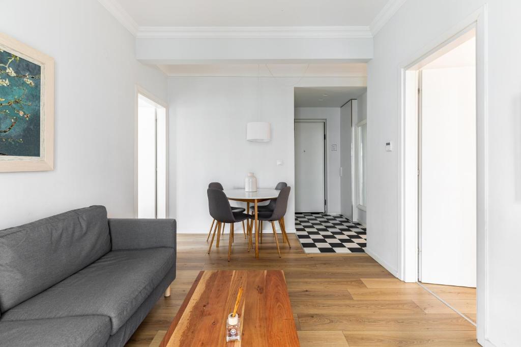 A seating area at Eclair by halu! Apartments