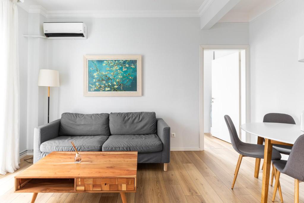 A seating area at Eclair by halu! Apartments