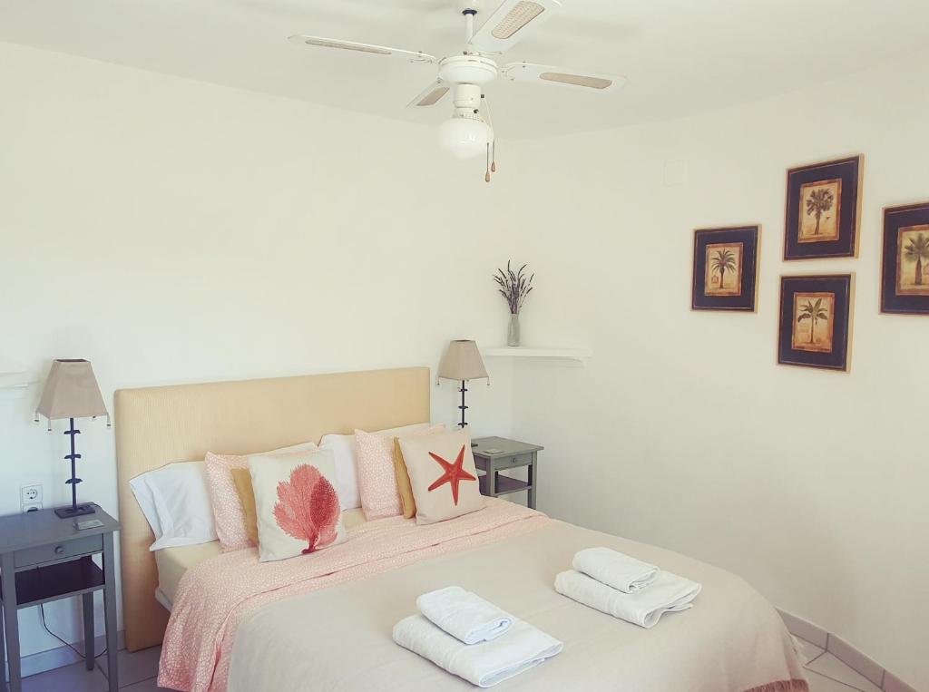 a bedroom with a bed with two towels on it at Apartment at Casa Piña Blanca in Benissa