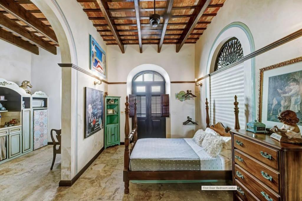 聖胡安的住宿－Charming Retreat in Old San Juan，一间卧室配有一张床和一个木制梳妆台