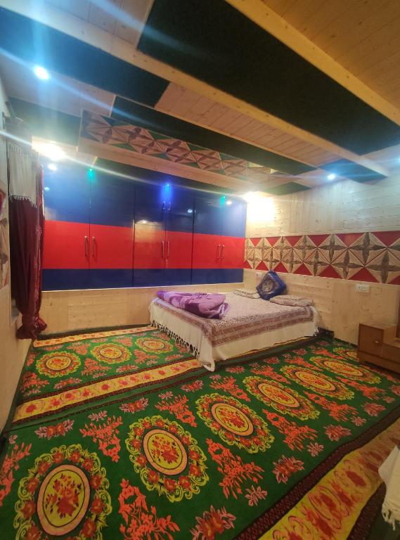 En eller flere senge i et værelse på Adil Paying Guest House