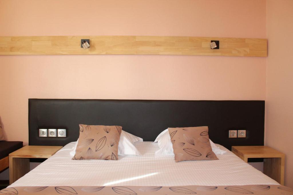 Postel nebo postele na pokoji v ubytování Hôtel Mélodie