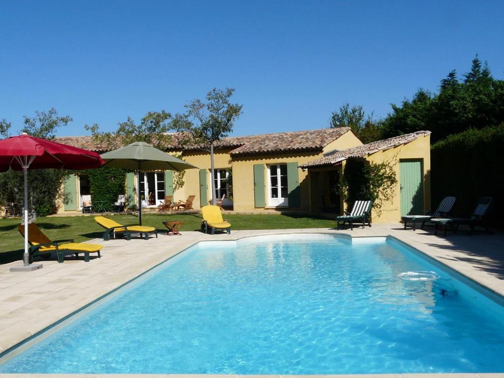 ムリエスにあるnice family vacation house with heated swimming pool, in mouries, alpilles areas 10 personsの家の隣のスイミングプール(椅子、パラソル付)