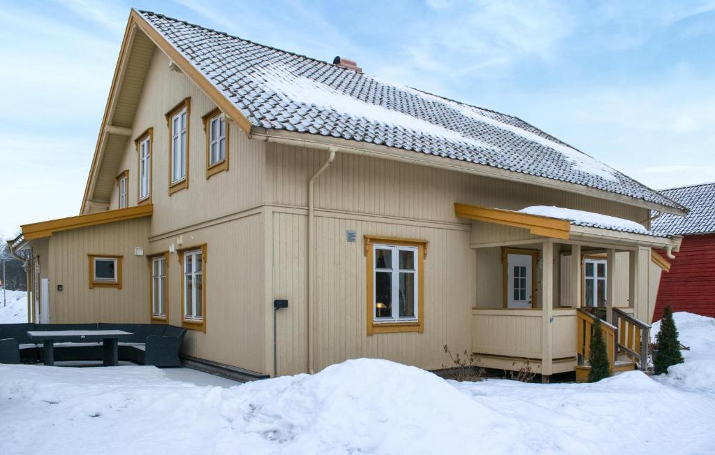 una casa con nieve delante en Amazing Home In Flisa With Kitchen, en Rusta