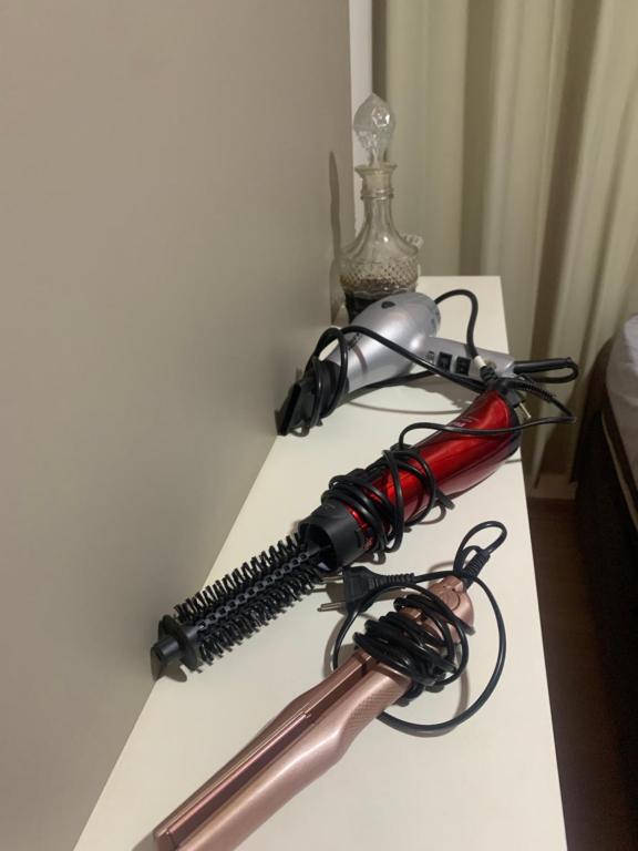 a table with a lamp and a bunch of wires at Apartamento Cuiabá in Cuiabá