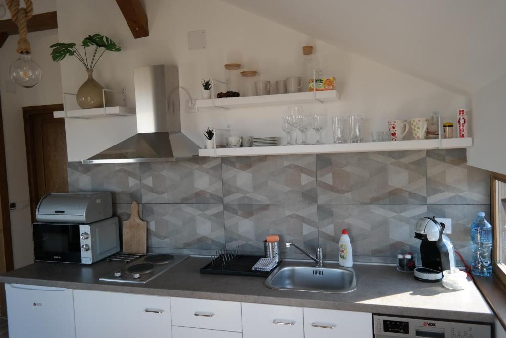 Kuchyň nebo kuchyňský kout v ubytování LIPA houses & spa