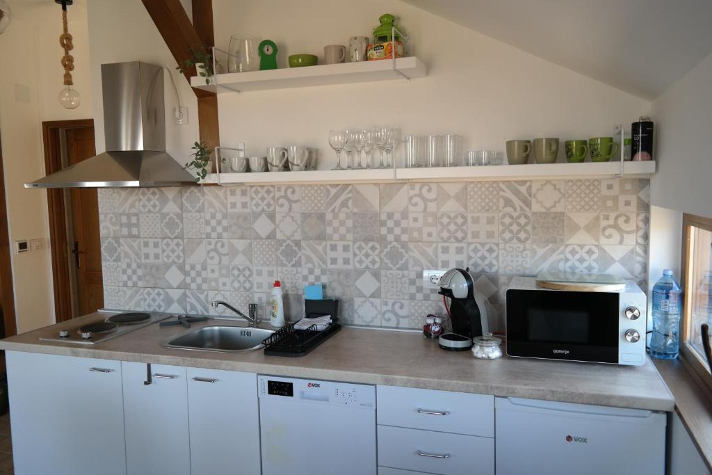 Kuchyň nebo kuchyňský kout v ubytování LIPA houses & spa