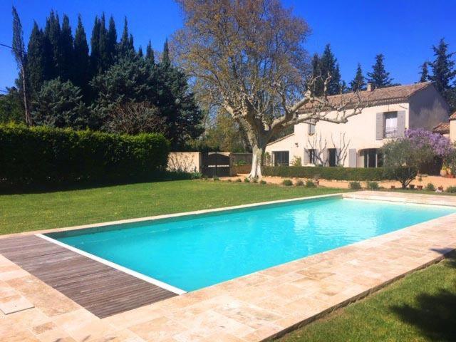 una piscina en el patio de una casa en Provencal farmhouse, pool, pool house, countryside Plan d’Orgon, Provence - 8 people, en Cavaillon