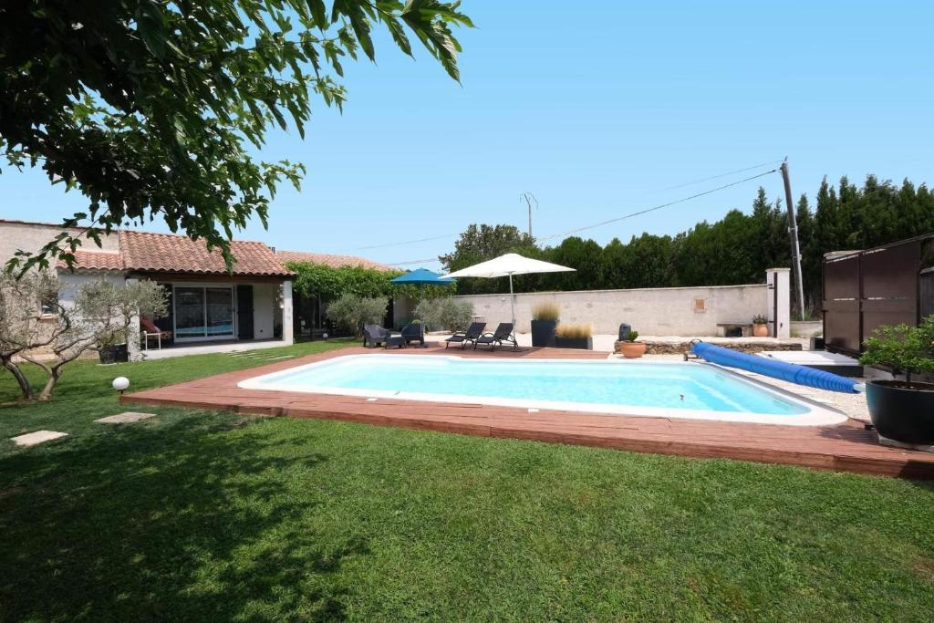 uma piscina no quintal de uma casa em Très jolie location vacances climatisée, 6 personnes proche des Baux de Provence, située au coeur des Alpilles à Mouriès, LS1-312 Clarta em Mouriès