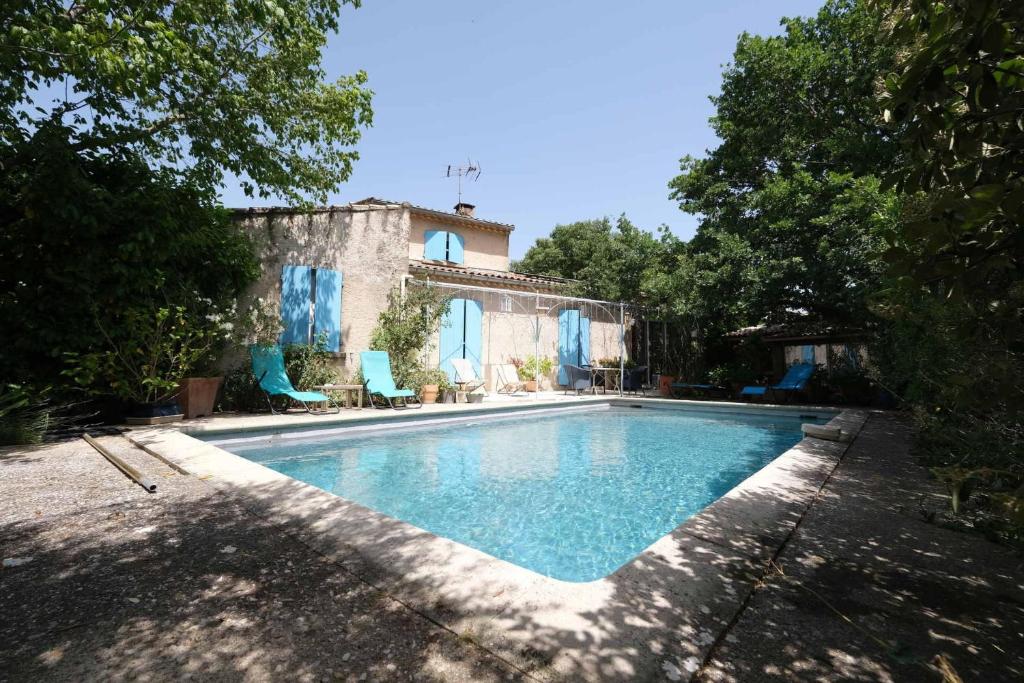 een zwembad voor een huis bij jolie location, maison avec piscine et joli jardin fleuri, à oppède dans le luberon en provence – 6 personnes in Oppède