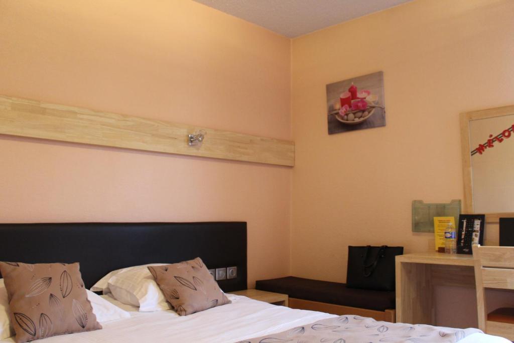 Postel nebo postele na pokoji v ubytování Hôtel Mélodie