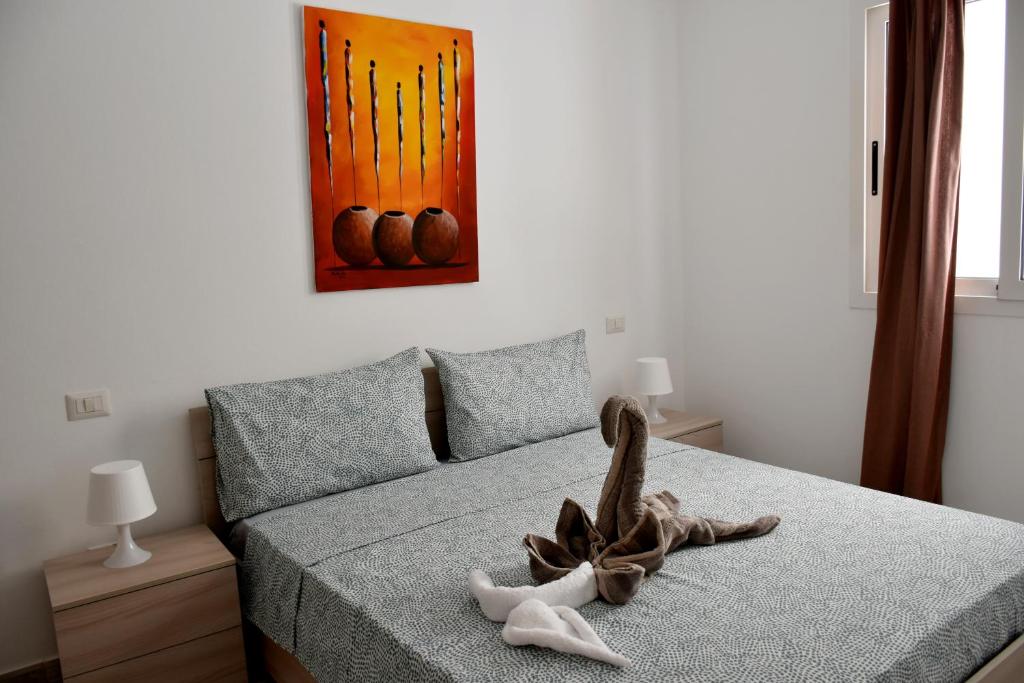 una camera da letto con un letto e un animale di peluche di BoaOp Apartaments a Sal Rei