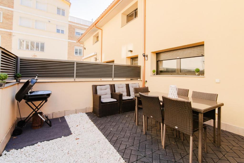 patio con mesa, sillas y ventana en Ca Baells, en Sant Jordi de Cercs